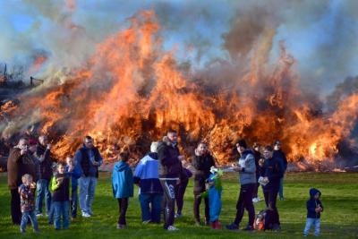 In Welsleben wird traditionell zu einem der größten Osterfeuer der Region eingeladen. Archivfoto: Olaf Koch