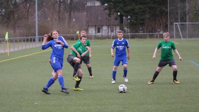 Trotz unentwegtem Einsatz fanden Demmins Spieler ( grüne  Trikots ) keine Lücken in der Neustrelitzer Abwehr