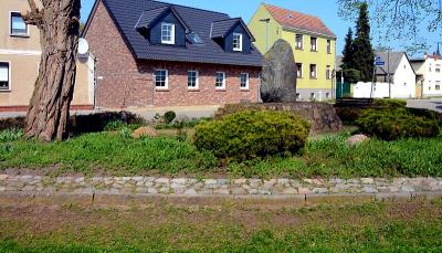 Das Areal mit dem Denkmal heute, auf der Hinterseite ist die Tafel mit den Namen der in den beiden Weltkriegen Gefallenen aus Zens.Foto: Heike Liensdorf
