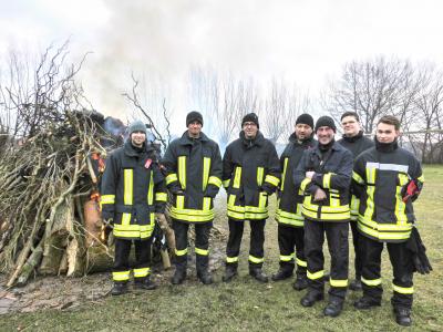 Die Männer der Feuerwehr Göhlen bewiesen einmal mehr, dass sie auch bei widrigen Wetterbedingungen ein tolles Osterfeuer entzünden können