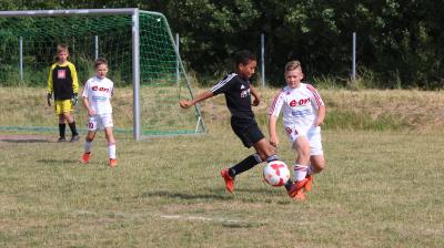 Fabrice Stepanow ( Sarow/Pentz, schwarz ) und Ole Fürst (  Demmin, weiss ) prägten mit starken Leistungen das E-Jugend Derby