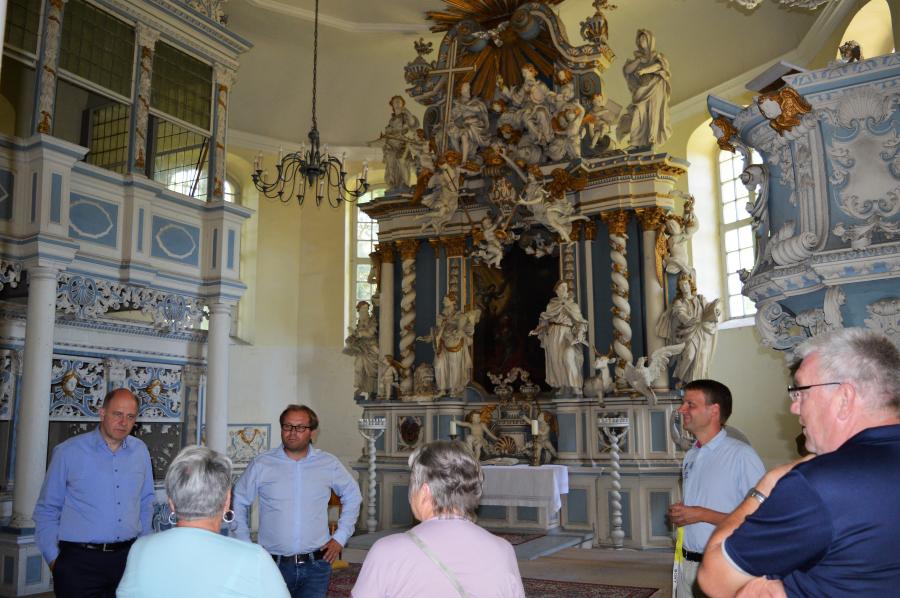 Landrat Lewandowski besuchte auch die Dorfkirche St. Nikolai in Markau.
