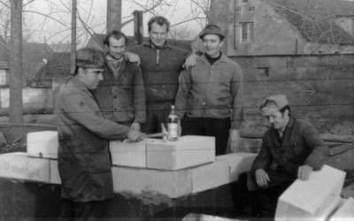 GRUNDSTEINLEGUNG: Fritz Querfurt (von links). Harald Jähnke, Horst Kubbe, Helmut Kayser und Wilfried Jähnke.