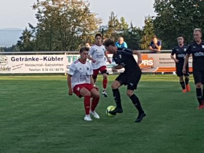 Fussball (Bezirksliga) - Unentschieden am Mittwochabend / Pascal Spohn mit Verletzung ausgewechselt (Bild vergrößern)