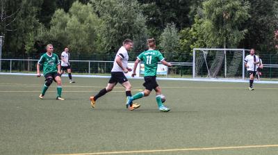 Mit einem Erfolg in Rosenow könnte sich der Demminer SV ( grüne Trikots ) in die Spitzengruppe der Kreisoberliga Staffel II hineinspielen