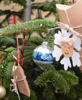Die Wunschboxen am Wunschweihnachtsbaum der Gemeinde Bördeland im vergangenen Jahr.Archivfoto: Heike Liensdorf