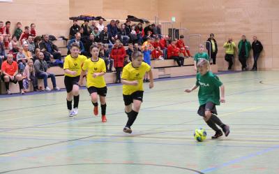 Im Derby gegen Völschow siegte Demmin erste Mannschaft (  im Bild Jamie Szczepanski, grünes Trikot ) mit 1:0