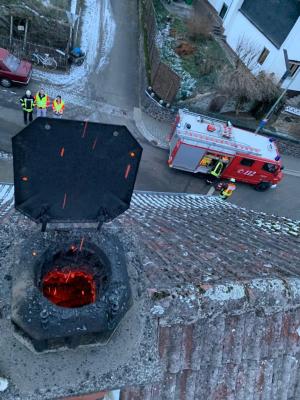 Foto zur Meldung: Erster Einsatz in 2019 - Kaminbrand in Glashütten