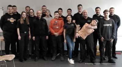 Das Bild zeigt alle Teilnehmer mit der Ausbilderin Fiona Bellinger im Feuerwehrhaus Biebergemünd-Nord.