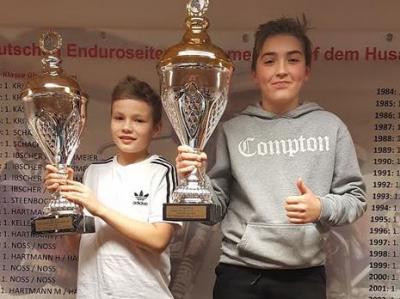 Kilian und Maxi mit Ihrem Pott (Bild vergrößern)