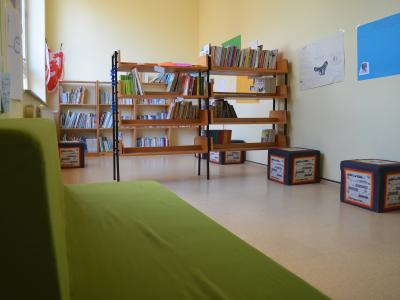 Foto zur Meldung: Schulbücherei startet mit neuem Sofa