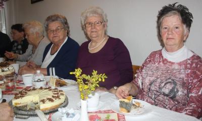 Die Teilnehmer der traditionellen Frauentagsfeier des Ortschaftsrates von Zens ließen sich den selbstgebackenen Kuchen schmecken. Fotos: Klaus-Dieter Schmidt
