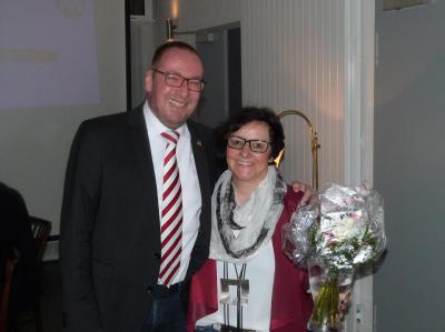 Andreas Winkler (1. Vorsitzender, links) bedankte sich bei Doris Zinne (Bild vergrößern)