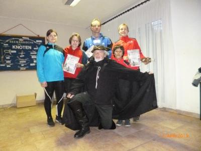 Die Teilnehmer des Lausitzer Seesportteams mit dem "Schwarzen Müller" der anlässlich des 25. Jubiläums der Veranstaltung zu Besuch kam.