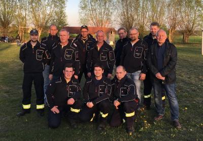Die Männer der Feuerwehr Göhlen und Bürgermeister Helmut Seyer (r.) präsentierten stolz die neuen, vom Förderverein gesponserten Jacken.