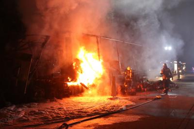 Großaufgebot an Einsatzkräften bei LKW-Brand auf der A1
