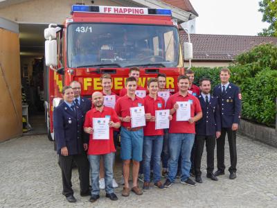Foto zur Meldung: Modulare Truppausbildung abgeschlossen - Vier neue Mitglieder werden in den aktiven Dienst  bei der Feuerwehr Happing übernommen