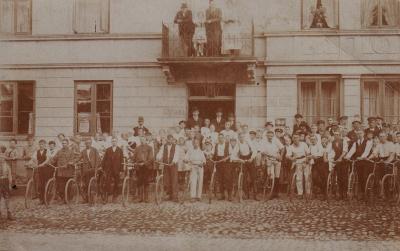 Foto zur Meldung: Vor 95 Jahren: Radfahrende Arbeiter weihen ihr Banner
