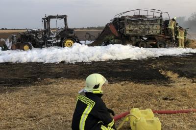 Bei Brumby haben ein Traktor und eine Strohpresse Feuer gefangen. Sie waren nicht mehr zu retten. Der Schaden beträgt 350 000 Euro.