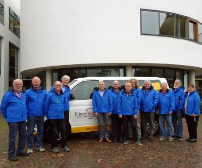 Fahrer und Vorstand des Bürgerbusvereins Bad Rappenau e. V. mit den neuen Bürgerbus-Jacken