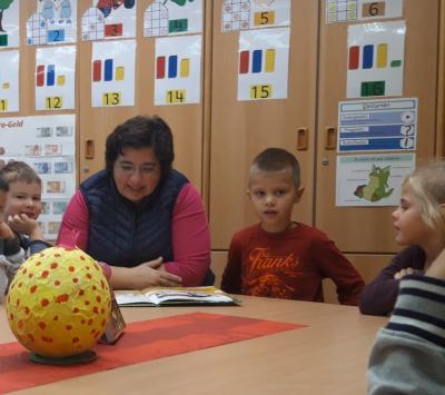 Daniela Maurer beim Vorlesetag der Grundschule Golßen