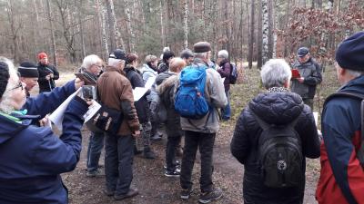 Chorsingen nach ca. 10 von 14 km Wanderweg mit Herberts neuem Liedtext zur Melodie "Es wollt ein Schneider wandern des Montags in der Früh...."