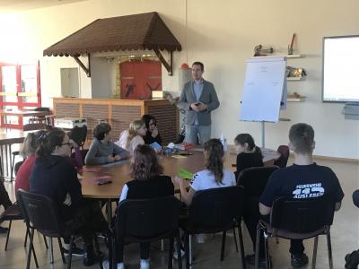 Verbandsgemeindebürgermeister diskutiert mit Jugendfeuerwehrmitgliedern