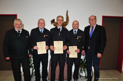 Das Bild zeigt von links: Gemeindebrandinspektor Hartmut Freund, Thomas Petrausch, Wehrführer Michael Seitz, Stellvertretender Wehrführer Dirk Fischer und Bürgermeister Manfred Weber