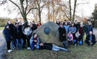 Berufsschüler aus Thüringen am Gedenkstein in Möglin