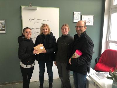 Spendenübergabe v.l. Sophie Müller, Sabine Brandt und Jeannine Förster vom Tierheim sowie Thomas Lammich