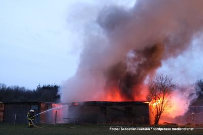 Foto zur Meldung: Lagerhalle in Flammen