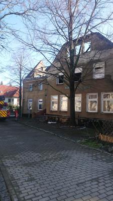 Großbrand vernichtet ehemaligen Gasthof (Bild vergrößern)