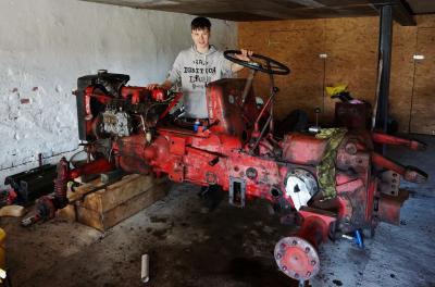Foto zur Meldung: Neue Reifen zur Konfirmation: Jannis Nagel baut einen alten Traktor zusammen