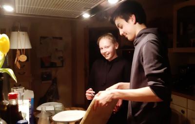 Foto zur Meldung: Kochen gegen Lagerkoller – Teenager trotzen Corona