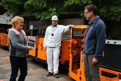 Foto zur Meldung: Sonderband Wieden an Bürgermeisterin Franz übergeben