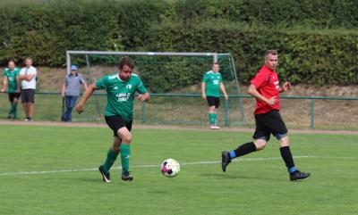 Gegen Anklam zeigte die Demminer Ü 35 Mannschaft ( grün ) im Pokalhalbfinale eine starke kämpferische Leistung