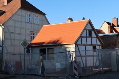 Historische Mauerreste gefunden - Arbeiten am Kleinsthaus Johann-Sebastian-Bach-Straße 8 gehen weiter