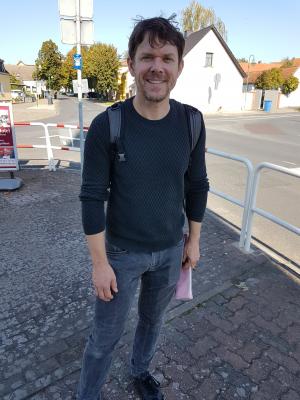Steffen Schroeder, Schauspieler und Buchautor, auf Spurensuche in Rogätz.