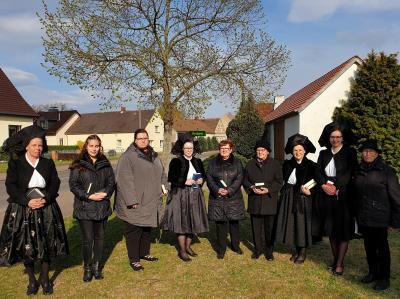 Ein Bild von 2019: Die Dissenerinnen, zum Teil in der schönen schwarzen Kirchgangstracht gekleidet, beim Singen am Palmsonntag. (Foto: Köhler)
