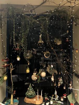 Schaufenster in der Stadtinfo weihnachtlich dekoriert