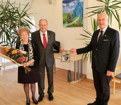 Gratulation zum 80. Hans Jörg Hauke (Mitte) mit Ehefrau Rosi und Manfred Helfrich.