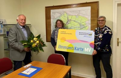 Rosemarie Möller (Mitte) wurde von Angelika Lübcke und Bürgermeister Helmut Seyer die Ehrenamtskarte des Landes MV überreicht