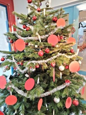 Weihnachtsbaum mit Wünschen der Kinder - Wünsche, die kein Geld kosten