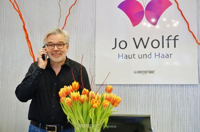 Foto zur Meldung: Nach Lockerung reichlich Terminanfragen bei Friseuren wie dem Schmalenseer Jo Wolff