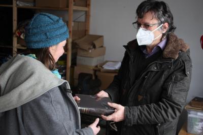 Dr. Hartmut S. Leipner (rechts) übergibt Pfarrerin Katharina Köhler ein Exemplar der neugedruckten Bibel. (Foto: Meschkank)
