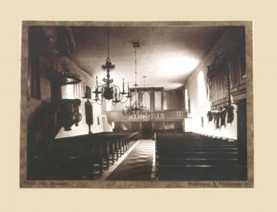 Kirche Bornhöved nach 1921 mit geschmückter Gedenktafel rechts