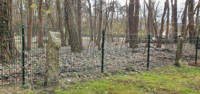 Foto zur Meldung: Zaunbauarbeiten m Hauptfriedhof in Beeskow