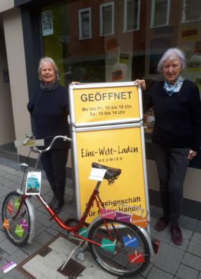 Birgit Wertgen (links) und Uschi Linnig mit dem Aktions-Fahrrad zum Weltladentag