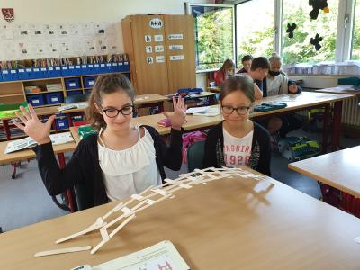 Die vierte Klasse baut Brücken aus verschiedenem Material