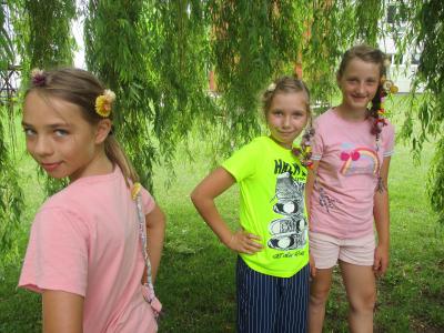 Mädchen-Sommer unter dem grünen Baum